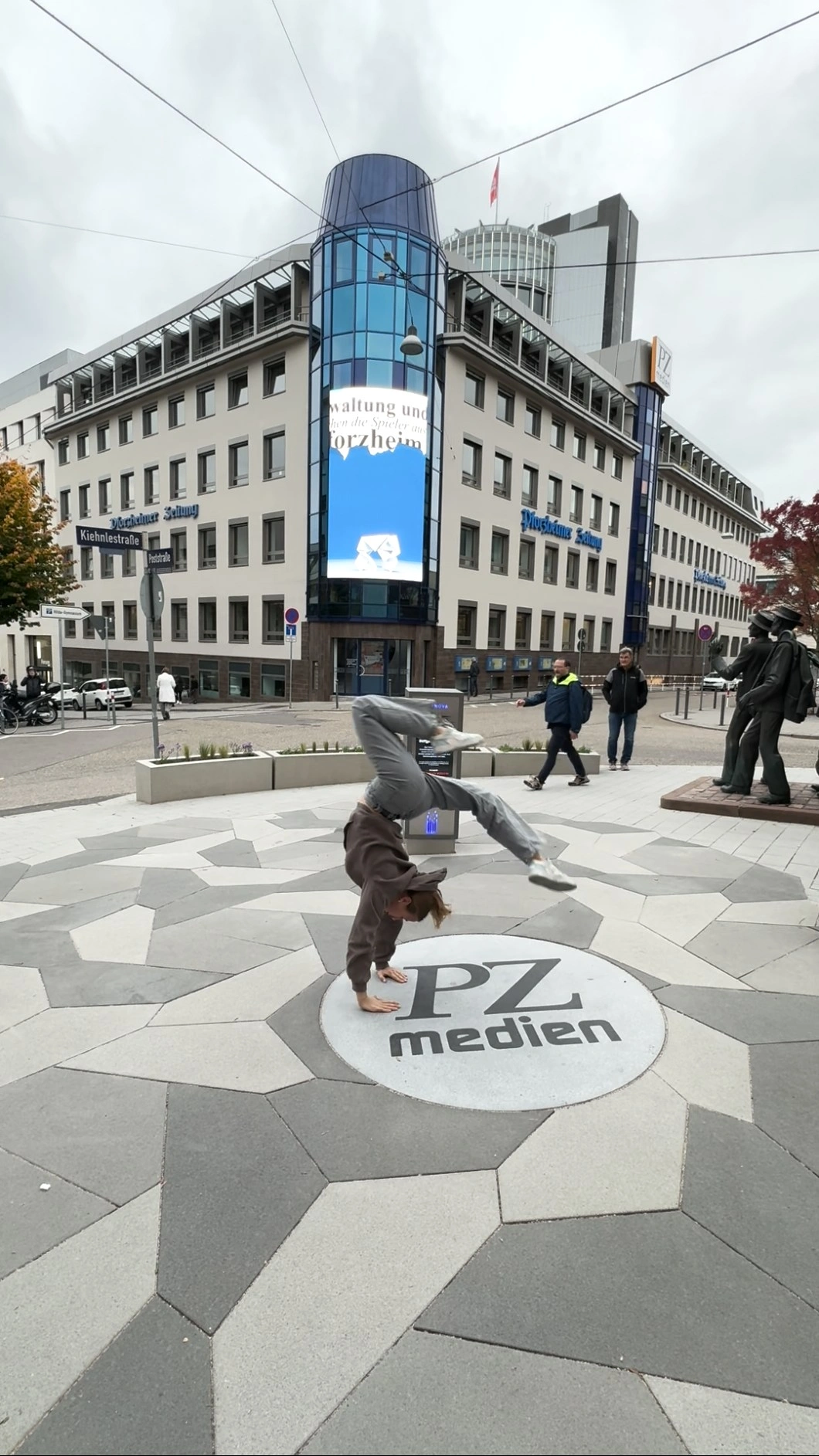 PZ Nova – interaktive Medienfassade an der Pforzheimer Zeitung bei Nacht